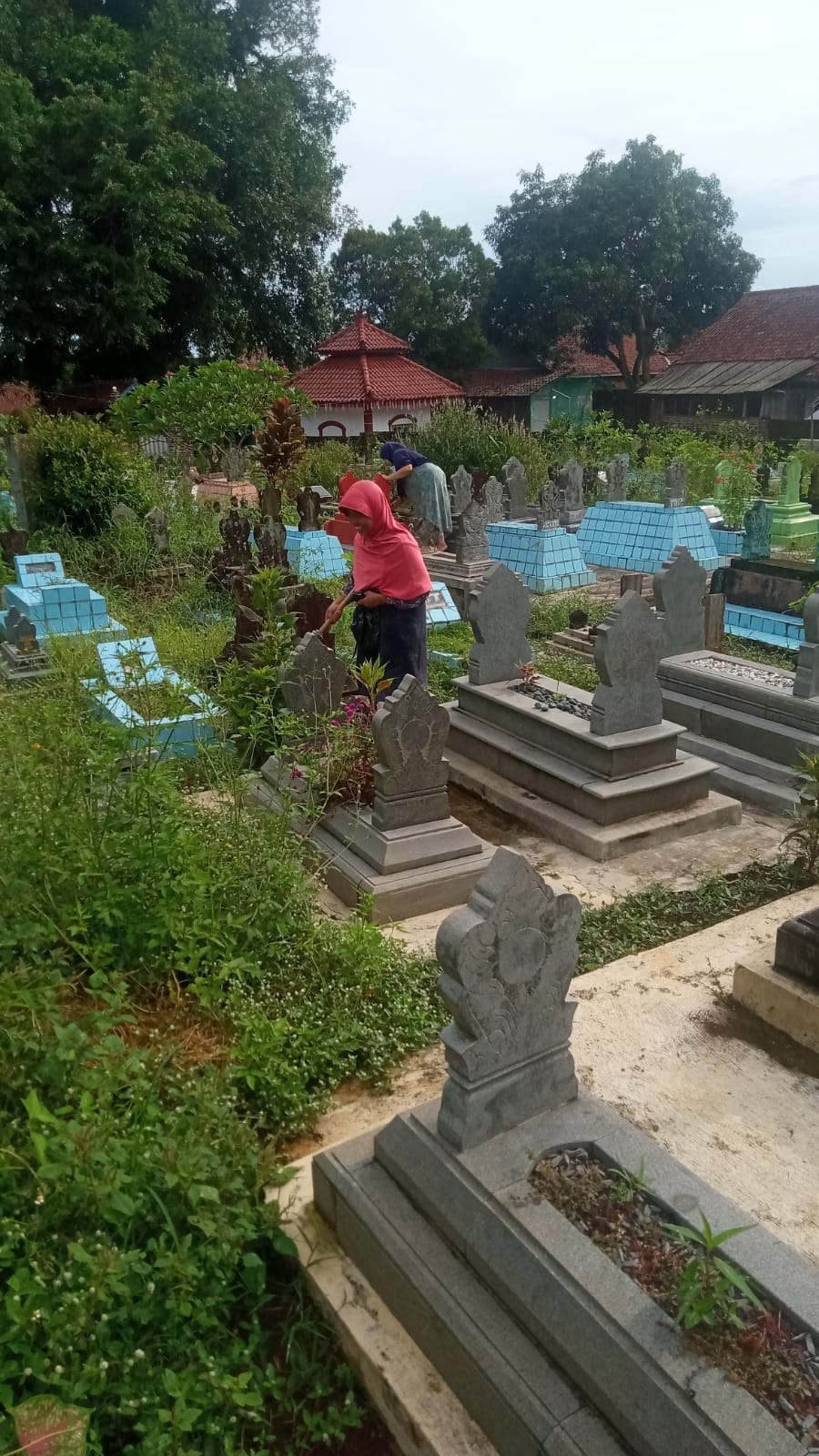 Kegiatan Gotong Royong Masyarakat Membersihkan Kuburan